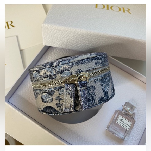 🌟 NEW BUNDLE- DIOR AROUND THE WORLD - Picture 4 of 13